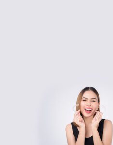 The female patient at Banyule Dental is holding her clear aligners